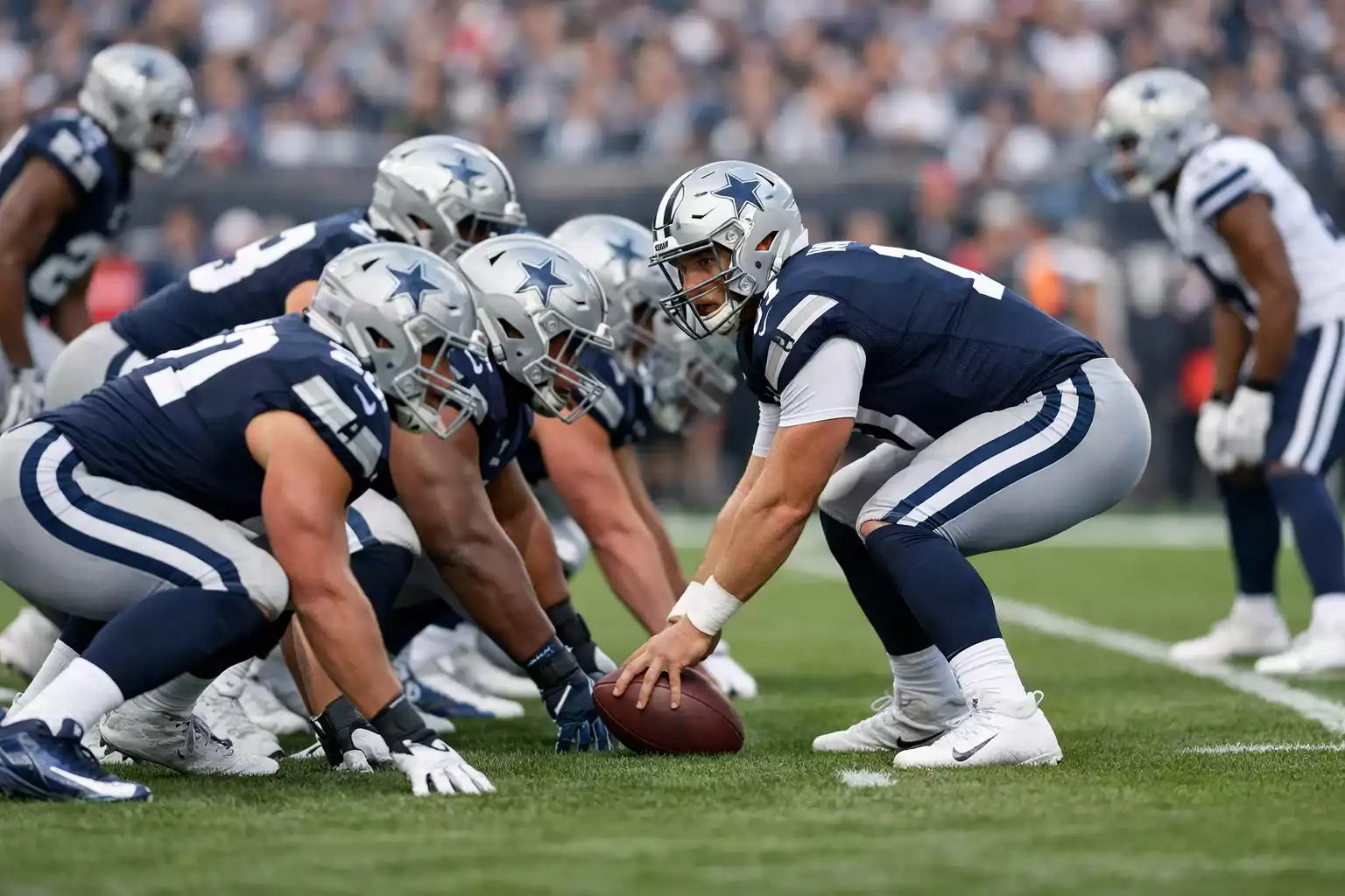 Jugadores de fútbol americano en formación antes de una jugada en campo de césped